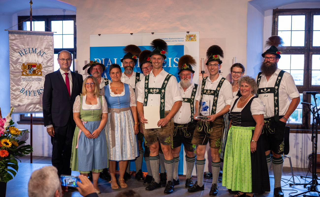 dialektpreis-2025-theatergruppe-des-trachtenvereins-koppachtaler-altusried-e.-v.jpg